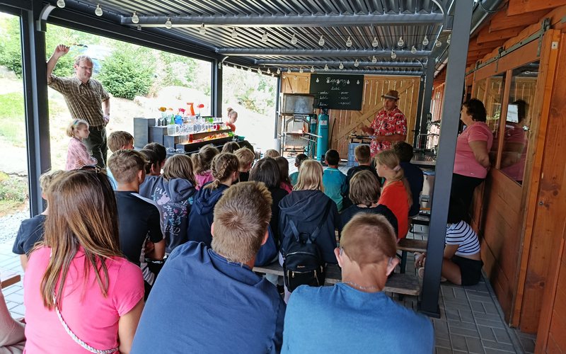 Kouzlo rozžhavené pece: Jak se děti na táboře učily starému řemeslu
